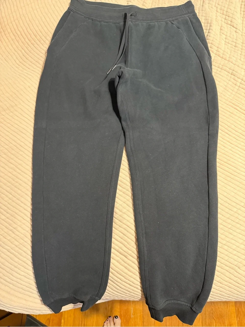 Lululemon scuba joggers in black